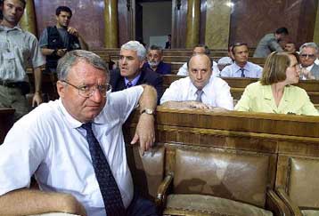 Προηγείται καθαρά ο Κοστουνίτσα, υποστηρίζει ο υπερεθνικιστής Σέσελι