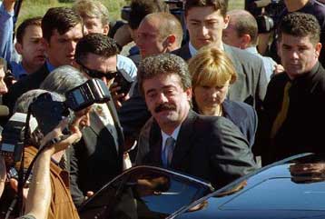 Φήμες για παραίτηση του Γιουγκοσλάβου πρωθυπουργού εξαιτίας πιέσεων Μιλόσεβιτς για νοθεία