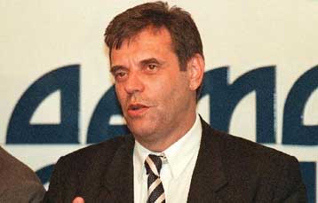 O Κοστουνίτσα ανακηρύσσει εαυτόν νικητή