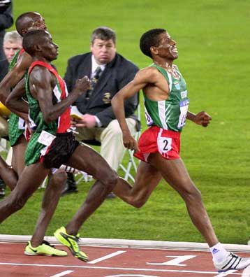 Ανίκητος ο Γκεμπρεσελασιέ κέρδισε στο νήμα το χρυσό μετάλλιο στα 10.000μ. τον Τέργκατ