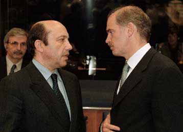 Στην Αθήνα ο Ρώσος ΥΠΕΞ<i>Eπαφές Γ.Παπανδρέου με Ελληνες και Κύπριους πολιτικούς αρχηγούς</i>