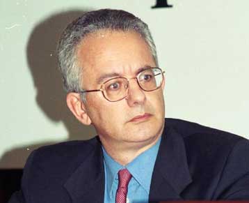 Δύο αναθεωρητέες διατάξεις του νέου Συντάγματος αφήνουν άλυτο το θέμα της διαπλοκής