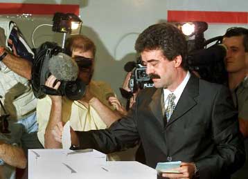 Φήμες για παραίτηση του Γιουγκοσλάβου πρωθυπουργού εξαιτίας πιέσεων Μιλόσεβιτς για νοθεία