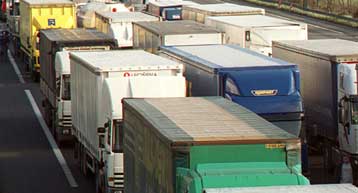 Ξεκίνησαν την απεργία διαρκείας οι οδηγοί φορτηγών, έπονται ταξί και τουριστικά λεωφορεία