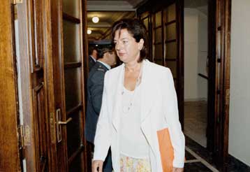 Ολιγωρία ως προς τον προγραμματισμό των προσλήψεων στα υπουργεία για το 2001