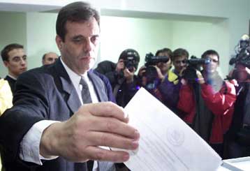 Νίκη Κοστουνίτσα δίνουν οι εκπρόσωποι της αντιπολίτευσης