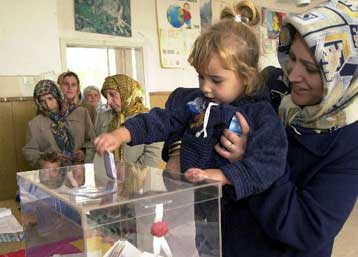 Ηπιο το πολιτικό κλίμα στην ΠΓΔΜ  <i>Τη Δευτέρα τα πρώτα αποτελέσματα</i>