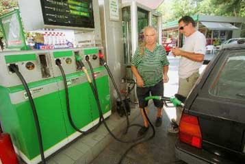 Ουρές στα βενζινάδικα εν όψει της απεργίας τη Δευτέρα