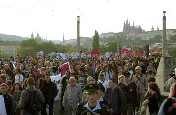 Κατά χιλιάδες συρρέουν οι διαδηλωτές στην Πράγα για την «αντισύνοδο» – απάντηση στη διάσκεψη του ΔΝΤ