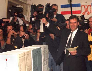 Με συλλήψεις δημοσιογράφων συνεχίζεται η εκλογική διαδικασία στη Γιουγκοσλαβία  <i>Διαβουλεύσεις