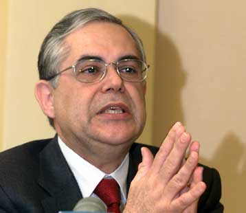 Αυστηρή και αποφασιστική οικονομική πολιτική ζητά ο Λ.Παπαδήμος