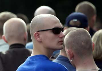 Συγκρούσεις αστυνομικών με νεοφασίστες στη Γερμανία έπειτα από συναυλία