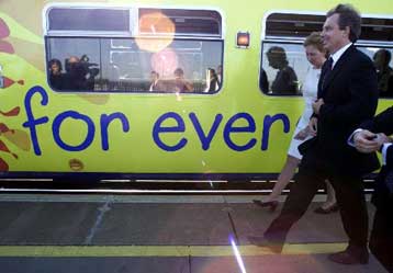 Ο Μπλερ, κόντρα στον «εφιάλτη» των δημοσκοπήσεων, ανοίγει το συνέδριο των Εργατικών