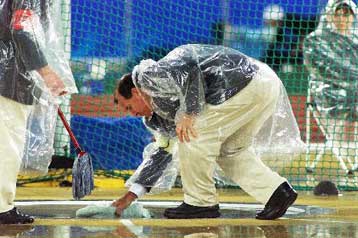 Χαμηλές πτήσεις στη σφυροβολία  <I>Χρυσός Ολυμπιονίκης ο Πολωνός Ζιολκόβσκι</I>