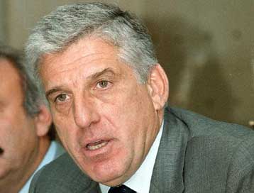 Πλαφόν στην τιμή της βενζίνης και χορήγηση επιδόματος από την κυβέρνηση για την κρίση του πετρελαίου