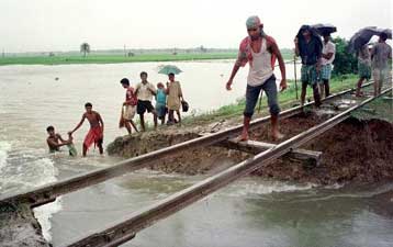 Σταμάτησαν οι βροχοπτώσεις στην Ινδία, αλλά οι πλημμύρες δεν υποχώρησαν