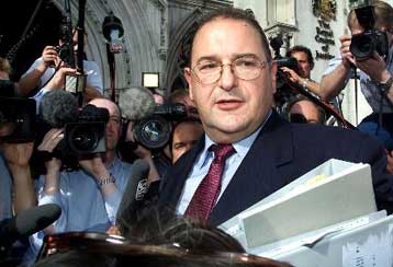 Βρετανικό δικαστήριο αποφάσισε το διαχωρισμό δύο σιαμαίων, παρά την αντίθετη γνώμη των γονέων τους