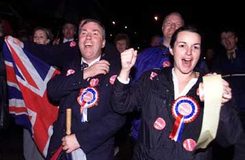 Πλήγμα για την ειρήνη στη Β.Ιρλανδία η εκλογική νίκη σκληροπυρηνικών προτεσταντών