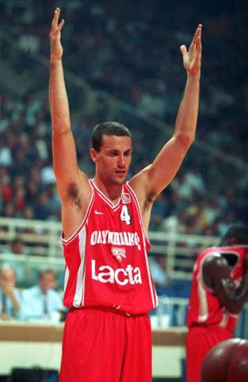 Ο Αριαν Κόμαζετς στους Βανκούβερ Γκρίζλις