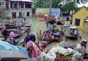 Τουλάχιστον 125 νεκροί και εκατομμύρια αποκλεισμένοι από τις πλημμύρες στην Ινδία
