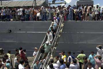 Για συνεργασία με την Αμπού Σαγιάφ κατηγορούν οι Φιλιππίνες τον Αμερικανό όμηρο