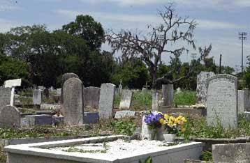 Απαγορεύεται να… πεθάνετε, δηλώνει ο δήμαρχος γαλλικής πόλης