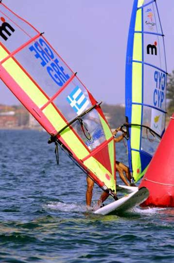 Τέταρτος και μετά την 9η ιστιοδρομία ο Νίκος Κακλαμανάκης