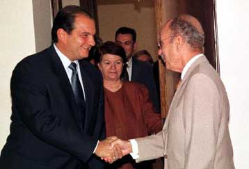 Τη σύγκληση του συμβουλίου των πολιτικών αρχηγών ζήτησε ο Καραμανλής από τον Στεφανόπουλο