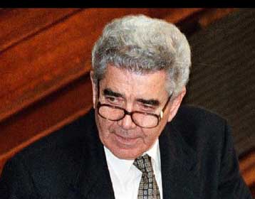 Παραλίγο «χειροδικία» μεταξύ Κεδίκογλου και Οικονόμου για το ασυμβίβαστο των βουλευτών