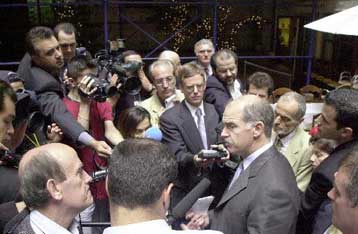 Τον Πρόεδρο της Δημοκρατίας επισκέπτονται οι Γ.Παπανδρέου και Κ.Καραμανλής