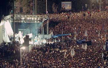 Με εντυπωσιακό τρόπο ολοκλήρωσε την προεκλογική του εκστρατεία ο Κοστουνίτσα