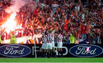 Νίκη θεμέλιο για την πρόκριση πέτυχε ο Ολυμπιακός επί της Λυών, με 2-1 για το Champions League