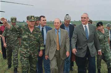 Βομβιστική επίθεση στο στρατόπεδο όπου εδρεύει η ελληνική δύναμη της KFOR