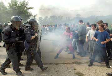 Χιλιάδες διαδηλωτές κατακλύζουν την Πράγα για τη Σύνοδο του ΔΝΤ και της Παγκόσμιας Τράπεζας