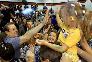 Προηγείται ο Γκορ στην Καλιφόρνια