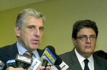 Πλαφόν και επιδόματα κόντρα στις αυξήσεις πετρελαίου και δολαρίου