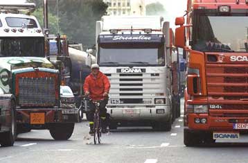 Ποιες κυβερνήσεις υποχώρησαν στις πιέσεις των διαδηλωτών για μείωση της φορολογίας στα καύσιμα