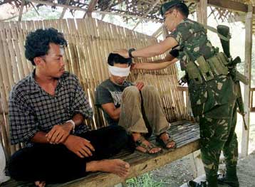 Ελεύθεροι οι δύο Γάλλοι όμηροι της Αμπού Σαγιάφ  <i>Ενας νεκρός και πέντε τραυματίες από έκρηξη