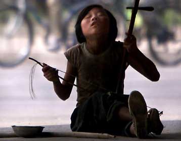 Φως στο βάθος ενός τούνελ, που κανείς δεν διασχίζει</I>