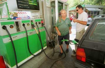Νέο «πάγωμα» στην τιμή της βενζίνης<I>Ακριβότερα πωλείται στα πρατήρια</I>