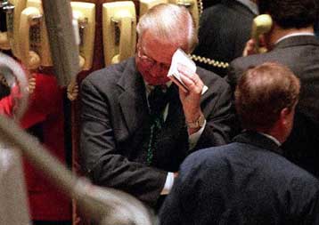 Πτώση του Dow Jones κατά το άνοιγμα της Τρίτης