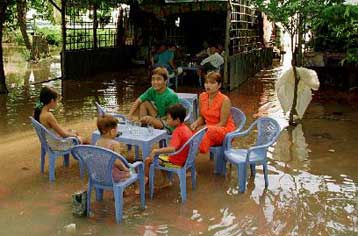 Εκατομμύρια άνθρωποι απειλούνται από τις πλημμύρες στη νοτιοανατολική Ασία