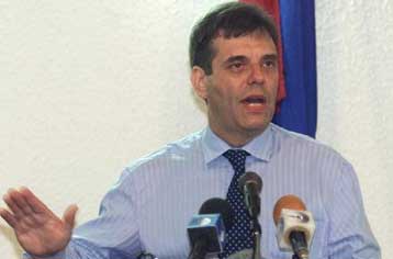 «Φάρσα» οι εκλογές στη Γιουγκοσλαβία, λέει ο Τζουγκάνοβιτς