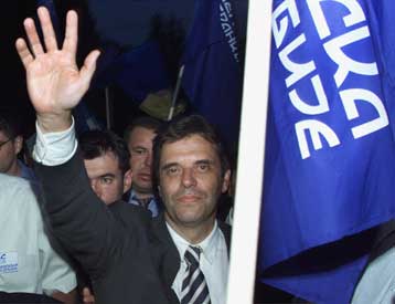 Ευπρόσδεκτη η παρέμβαση της ΕΕ δηλώνει ο Κοστουνίτσα<i>Φάρσα οι εκλογές στη Γιουγκοσλαβία, λέει