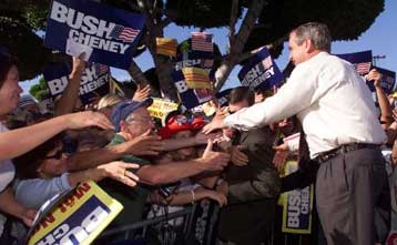 Στα μεσαία στρώματα επικεντρώνεται τώρα η προεκλογική εκστρατεία του Μπους