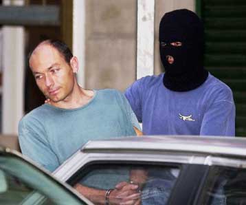 Νέο χτύπημα της γαλλικής αστυνομίας στην ΕΤA<I> Αντίποινα Ισπανών ακροδεξιών με πετροπόλεμο</I>