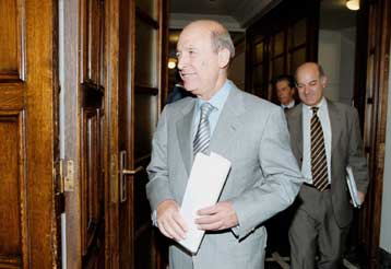 Σύσκεψη Σημίτη – υπουργών για τα προβλήματα από το σεισμό του περασμένου Σεπτέμβρη