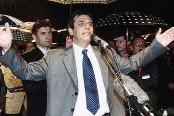 Αρση των κυρώσεων κατά της Γιουγκοσλαβίας με αντάλλαγμα την ανατροπή Μιλόσεβιτς υπόσχεται η ΕΕ