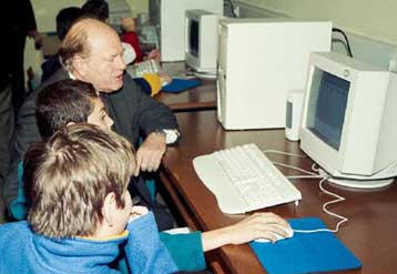 Κάθε ελληνικό σχολείο και εκπαιδευτικός με Internet έως το 2002