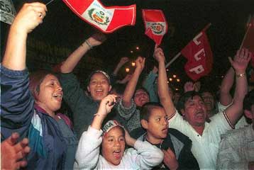 Εορτασμοί στο Περού με την αναπάντεχη απόφαση του Φουτζιμόρι για νέες εκλογές